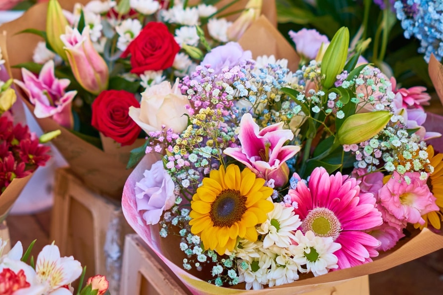 How to Create a Colorful, Festive Atmosphere with a Variety of Flowers for Your Sibling’s Birthday